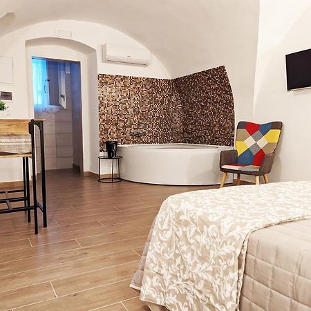 Dama Suite Love & Private Jacuzzi Бари Экстерьер фото