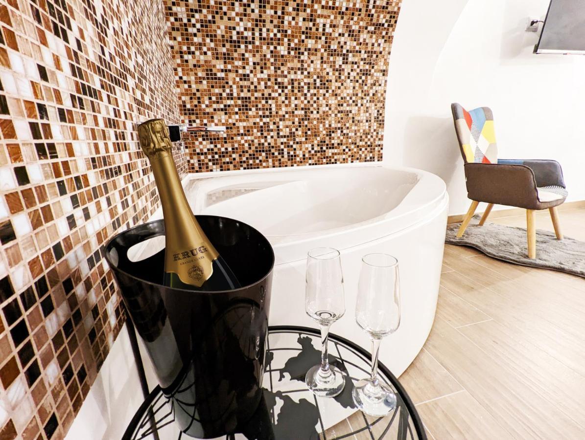 Dama Suite Love & Private Jacuzzi Бари Экстерьер фото